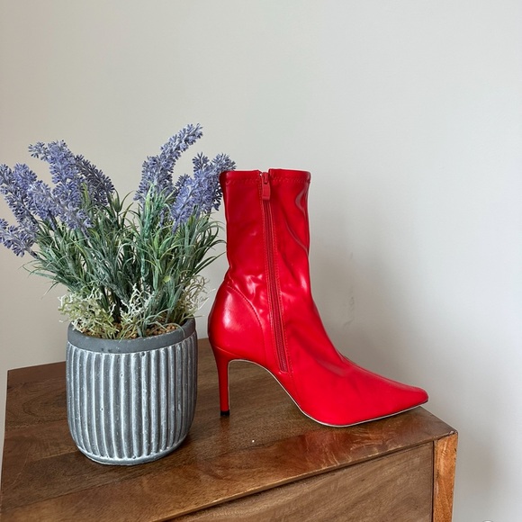 Red Heels - Picture 5 of 5